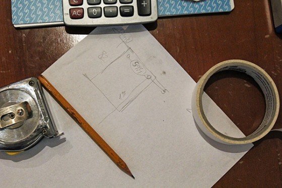 Handschriftliche Rechnung auf Papier, Bleistift und ein Taschenrechner