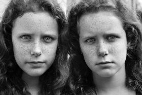 Schwarz-weiß Portrait von Zwillingsmädchen mit langen Haaren und Sommersprossen