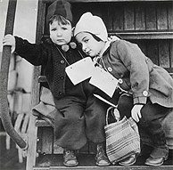 Jewish refugee children from Hamburg arrive in Southampton on the steam ship "Washington, 1938