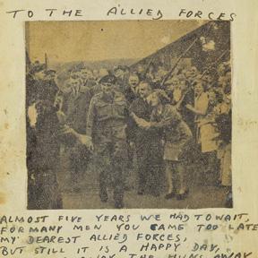 Handschriftlich verfasste Doppelseite mit eingeklebtem Foto aus Zeitung und Überschrift To the Allied Forces.
