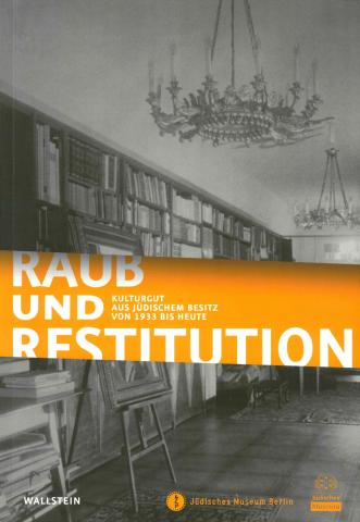 Cover des Katalogs zur Ausstellung „Raub und Restitution“: Schwarz-Weiß-Fotografie einer Bibliothek, an deren Decke ein rießiger Kronleuchter hängt.
