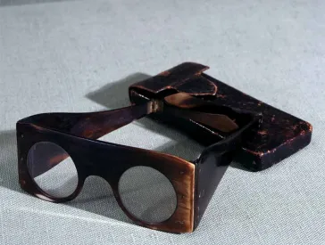 Alte Brille mit Lederetui