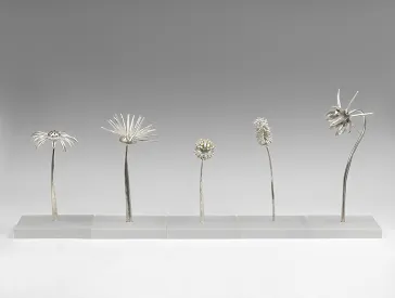 Fünf Besamim-Büchsen aus Silber und Gold, die Wildblumen nachempfunden sind