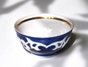 Blau-weiße Teeschale, innen mit Goldrand