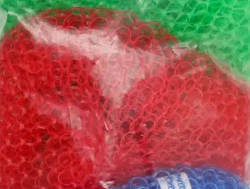 Packung mit drei Topfschrubbern in den Farben Grün, Rot und Blau.