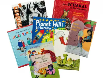 Einige Bücher liegen ausgebreitet da