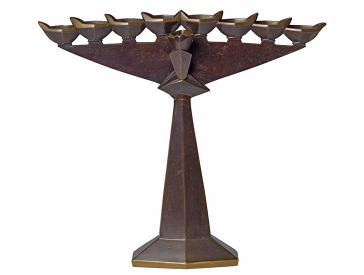 Brass candlestick with straight edges and triangle shapes, for eight candles side by side and a smaller one in the middle