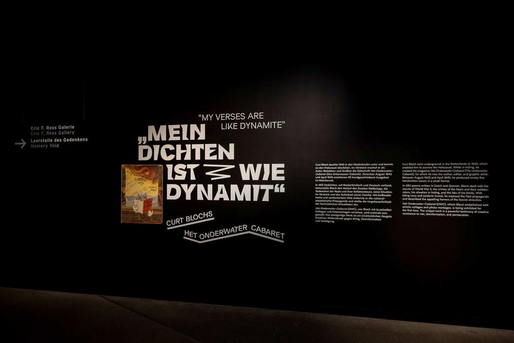 Room view of the exhibition "Het Onderwarter Cabaret": The title and introductory text can be seen on a black wall.