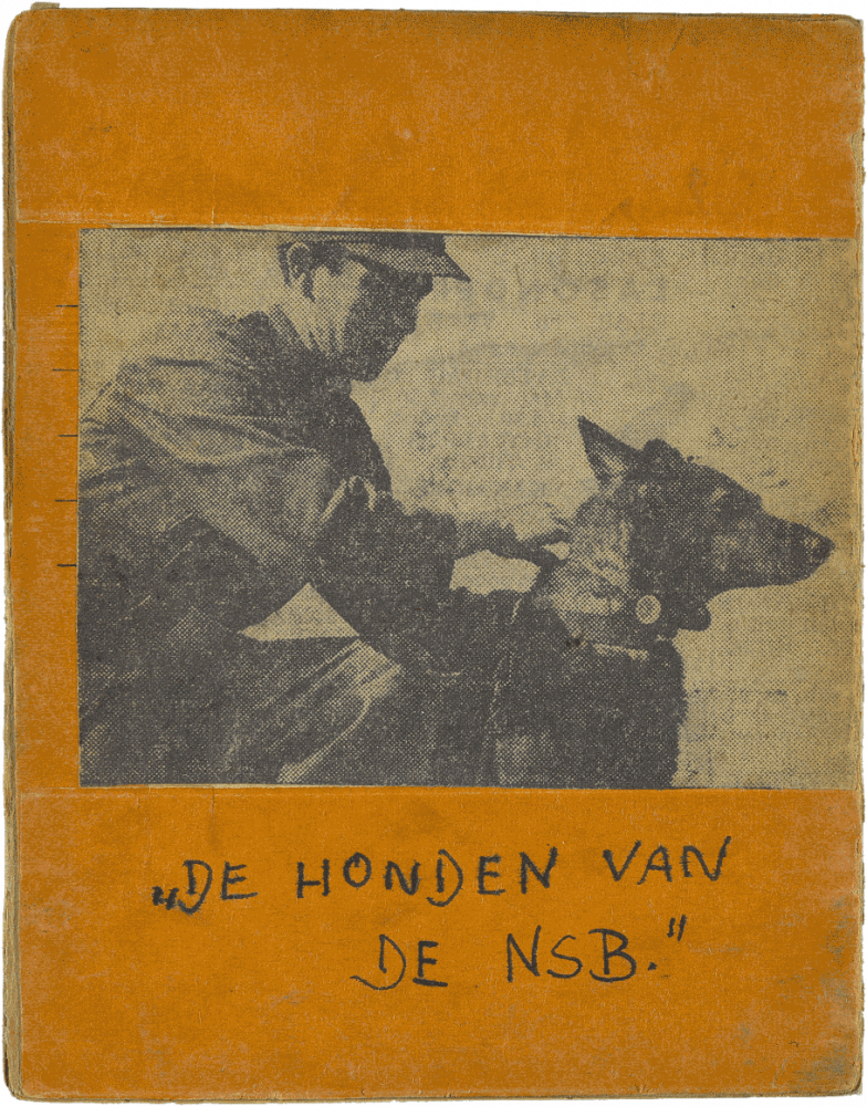 Orange Rückseite eines Het Onderwater Cabaret-Heftes mit Foto von Mann in Uniform mit Schäfferhund und dem Schriftzug De Honden Van De NSB.