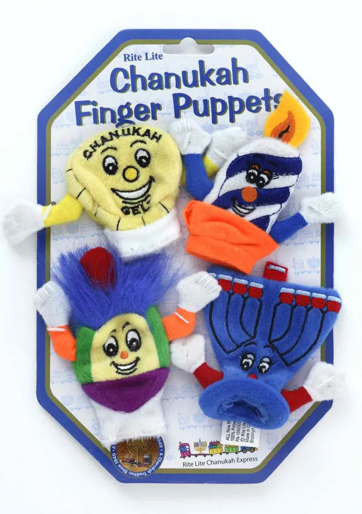 Auf Karton befestigte, kleinteilig bunte Fingerpuppen. Sie sind Personifikation eines Chanukka-Geldstücks, einer brennenden Chanukka-Kerze, eines Dreidels und eines Chanukka-Leuchters. Alle Puppen sind mit Gesichtern bestickt und haben ausgestreckte Arme.