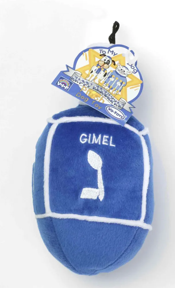 Blauer Dreidel aus Plüsch der Marke „V.I.P.“ („VERY IMPORTANT PET“); auf den 4 Seitenflächen sind die hebräischen Buchstaben Nun, Gimmel, He und Schin aufgestickt.