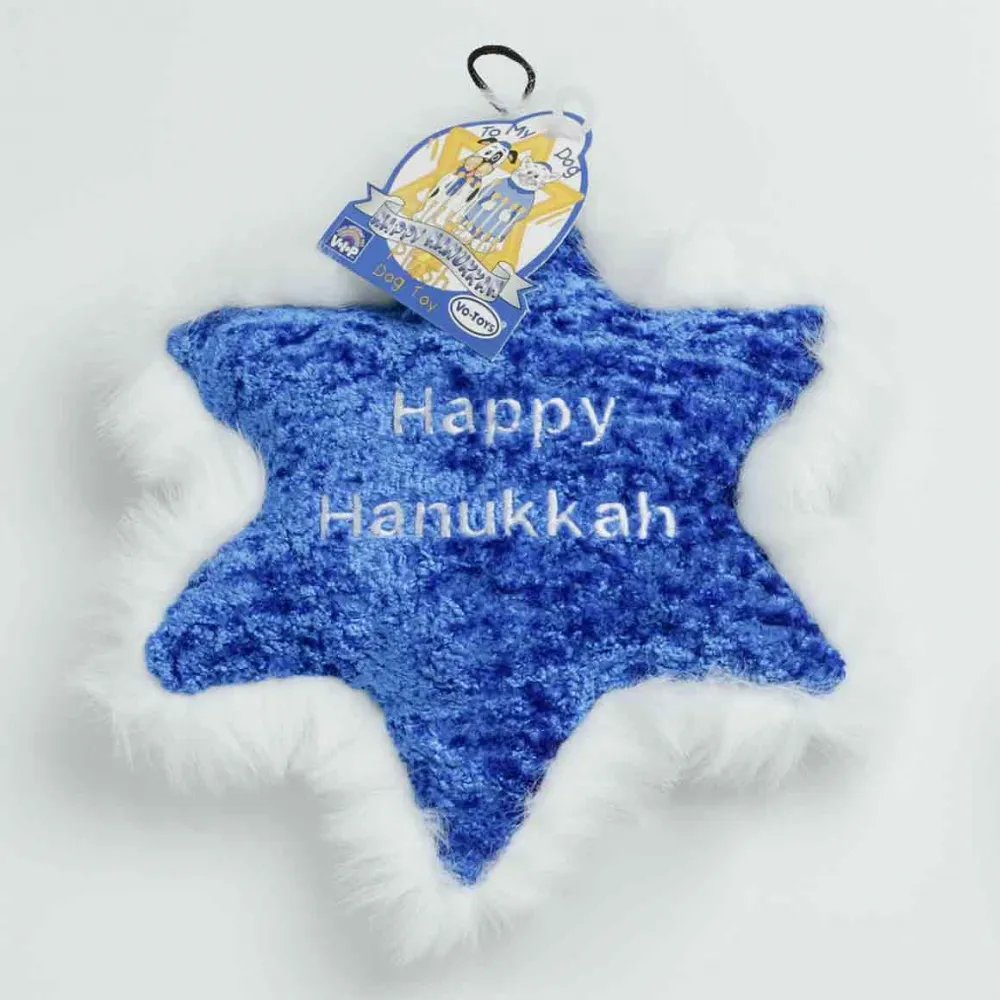 Blauer Davidstern aus Plüsch der Marke „V.I.P“ („VERY IMPORTANT PET“), der auf der Vorderseite mit „Happy Hanukkah“ bestickt ist.