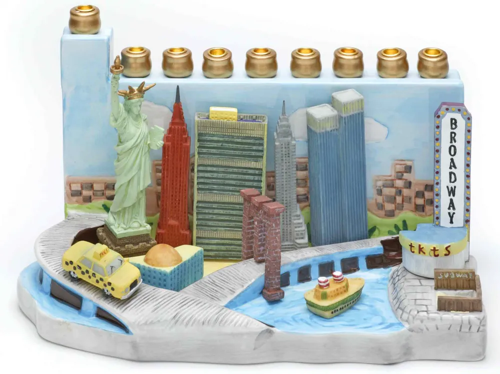 Handbemalter bunter Leuchter aus Keramik und Kunstharz, der verschiedene New Yorker Wahrzeichen abbildet: Statue of Liberty, Empire State Building, Chrysler Building, World Trade Center, Broadway u.a..