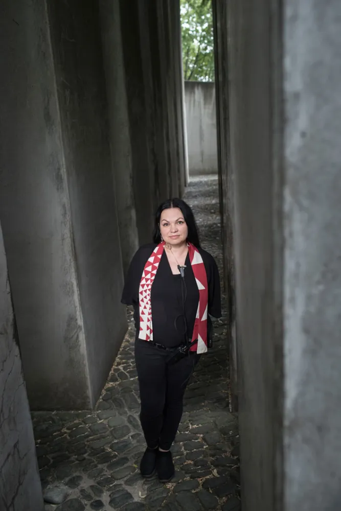 A woman stands in the Garden of Exile of the Jewish Museum Berlin