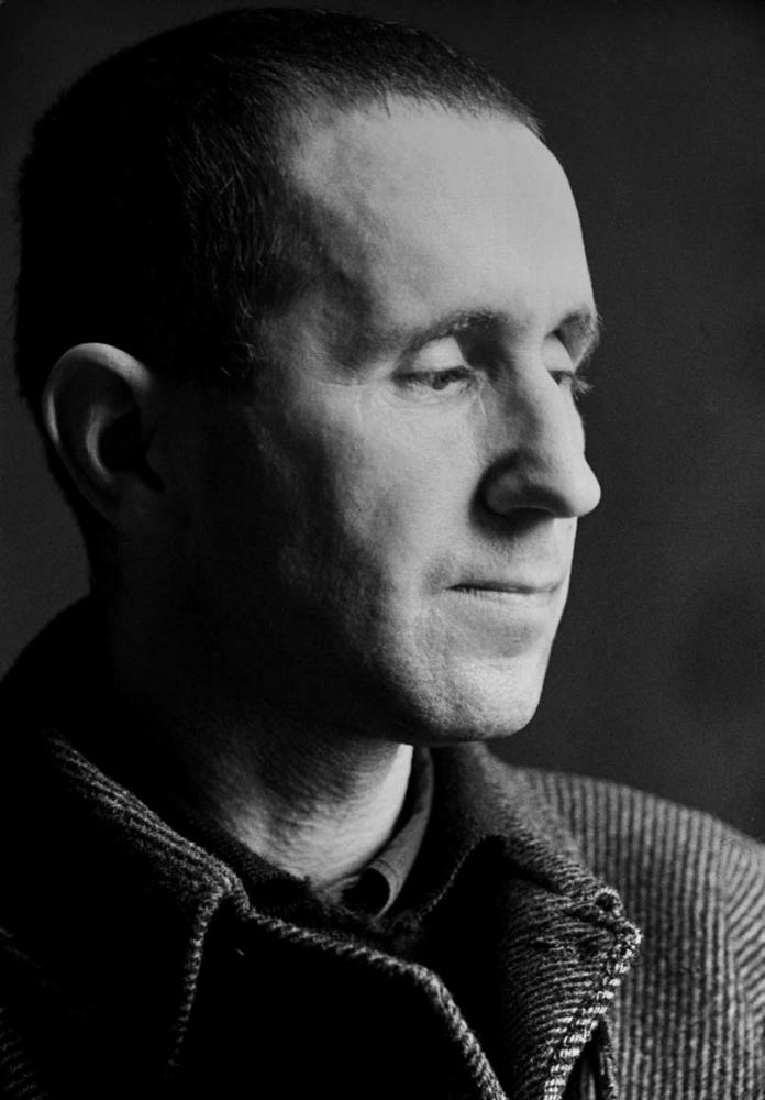 Schwarz-Weiß-Porträt von Bertolt Brecht im Profil