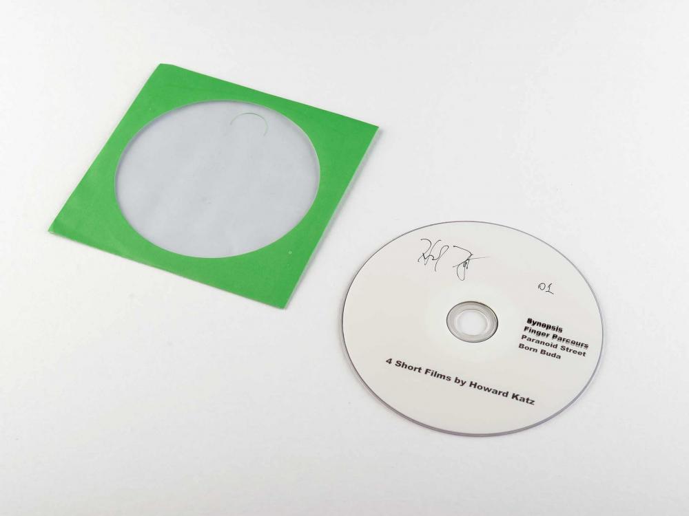 Weiße DVD mit hellgrüner Papier-DVD-Hülle.