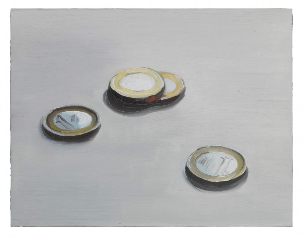 Gemälde von vier silbernen und goldenen Euro-Münzen auf einem weißen Tisch.
