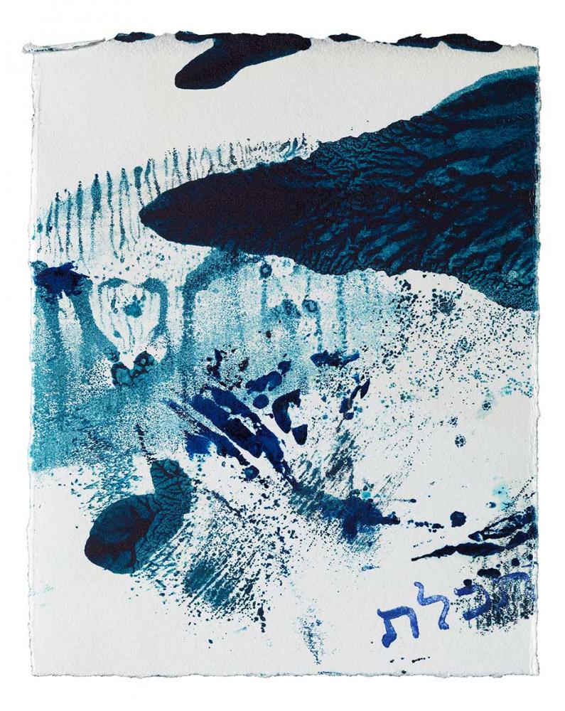 Blauer und türkisfarbener Aquarelldruck auf weißem Papier einer abstrakten Landschaft mit Stempeln von hebräischen Buchstaben in dunkler Tinte.