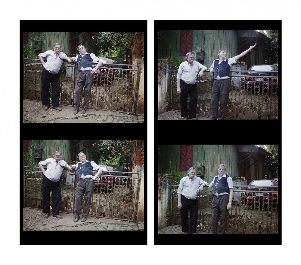 Eine vierteilige, sich wiederholende Schwarz-Weiß-Szene von zwei älteren Männern mit großen grauen Schnurrbärten, die an einem rostigen Zaun lehnen.