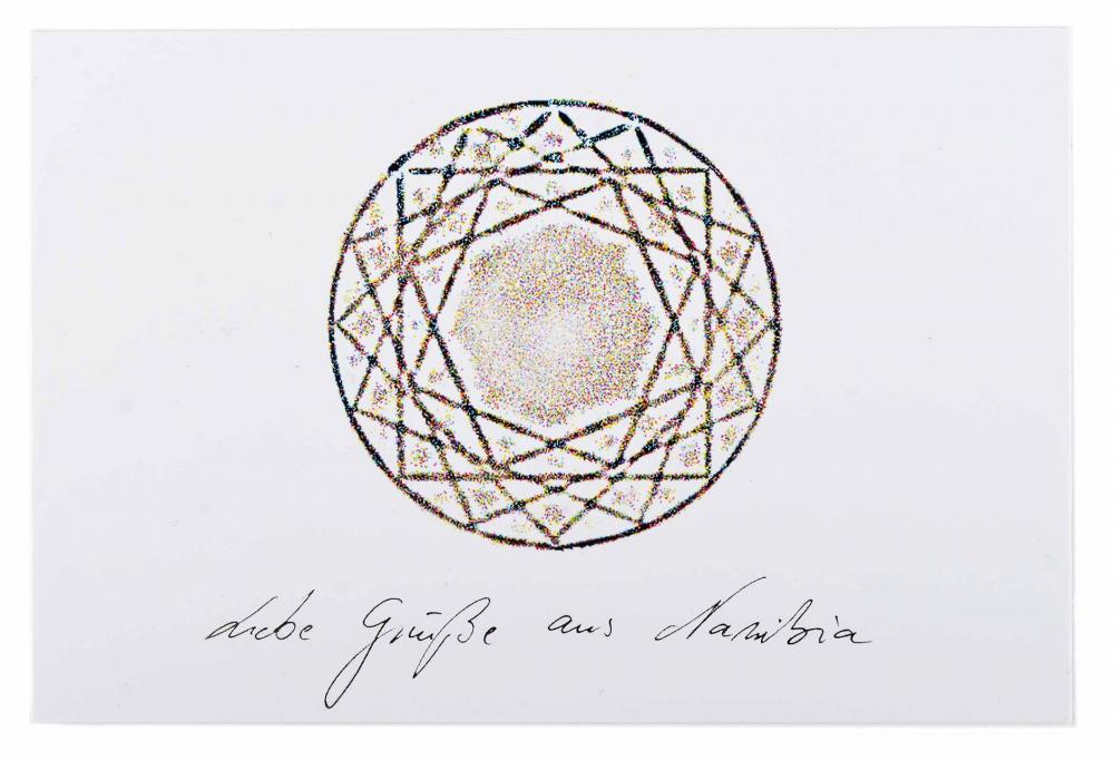 Körnige Quadrate, die zu einem Kollideoskop zusammengeschichtet sind, mit einem handgeschriebenen deutschen Text am unteren Rand.