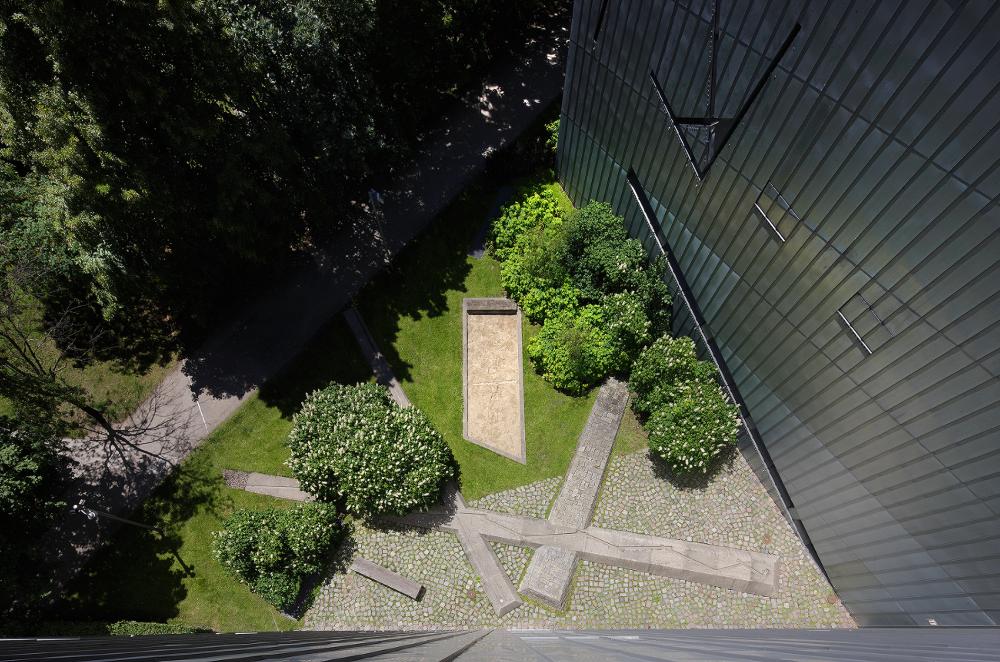 Blick von oben auf den Garten um den Libeskind-Bau