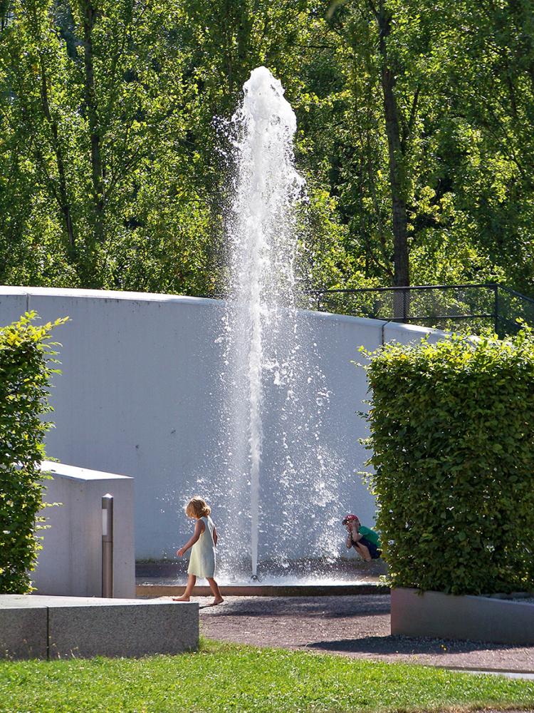 Fountain with two children playing.