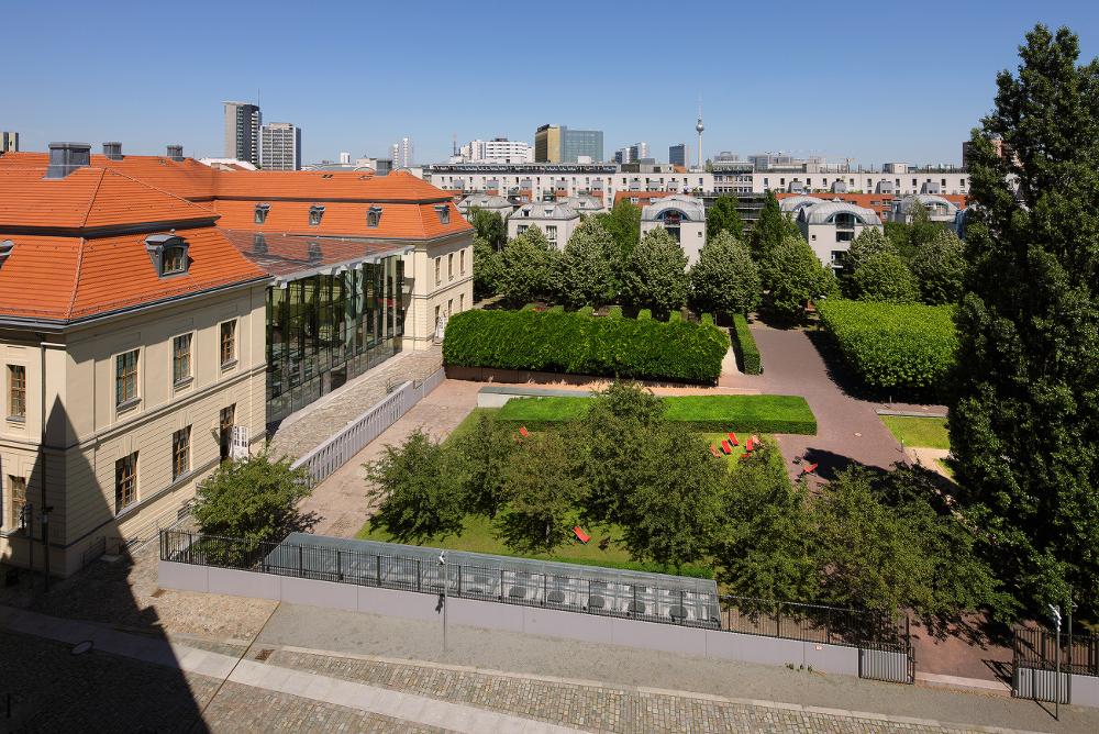 Blick von oben auf Altbau und Museumsgarten