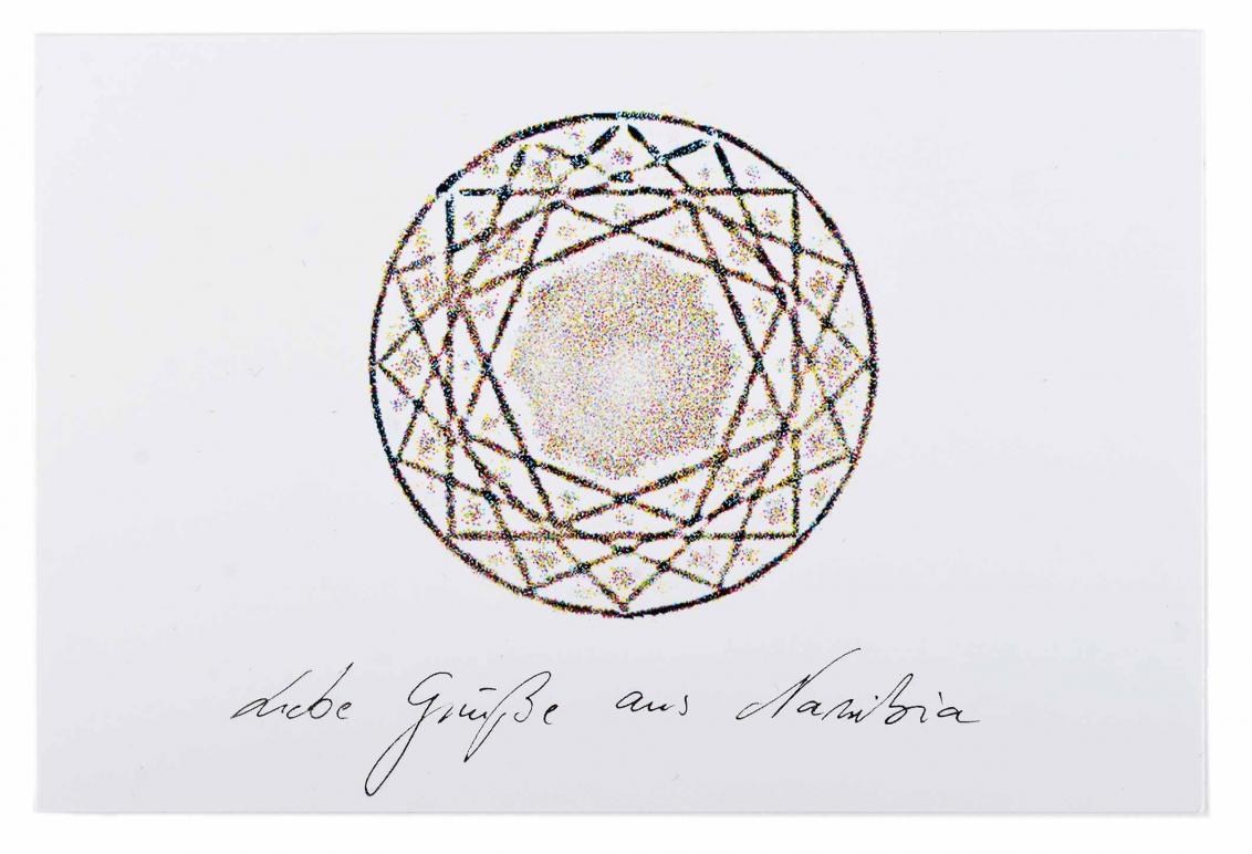 Körnige Quadrate, die zu einem Kollideoskop zusammengeschichtet sind, mit einem handgeschriebenen deutschen Text am unteren Rand.