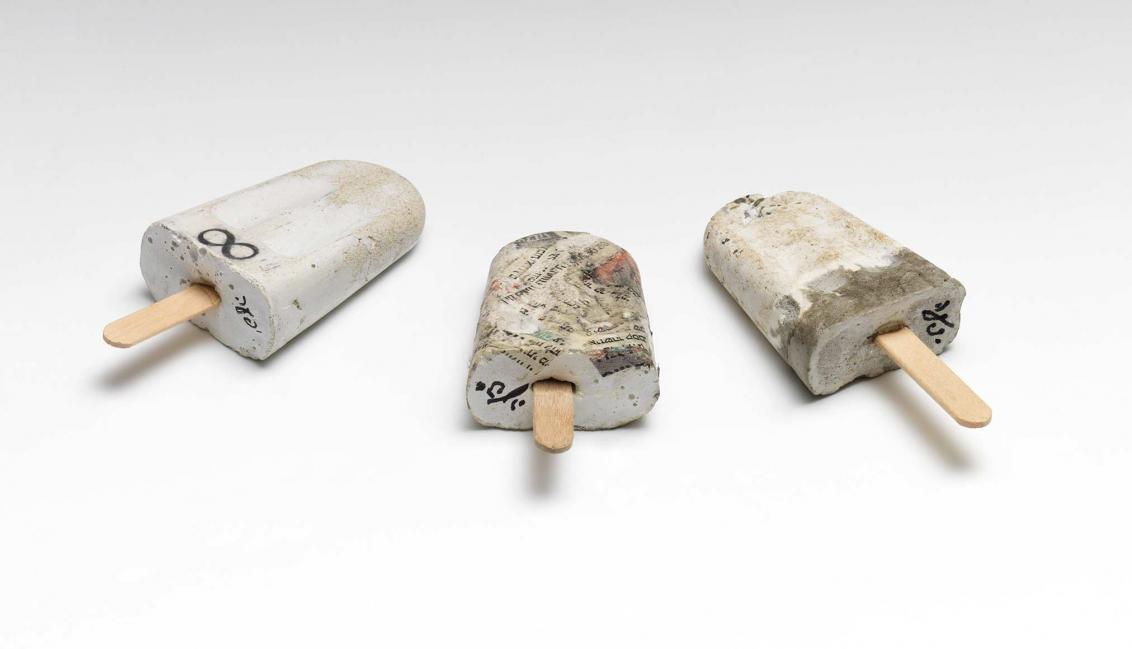 Drei Eis am Stiel, gefertigt aus einer Mischung aus Beton und Gips in handelsüblicher Form gegossen, mit einem Holzstiel als Griff und unterschiedlichen Motiven