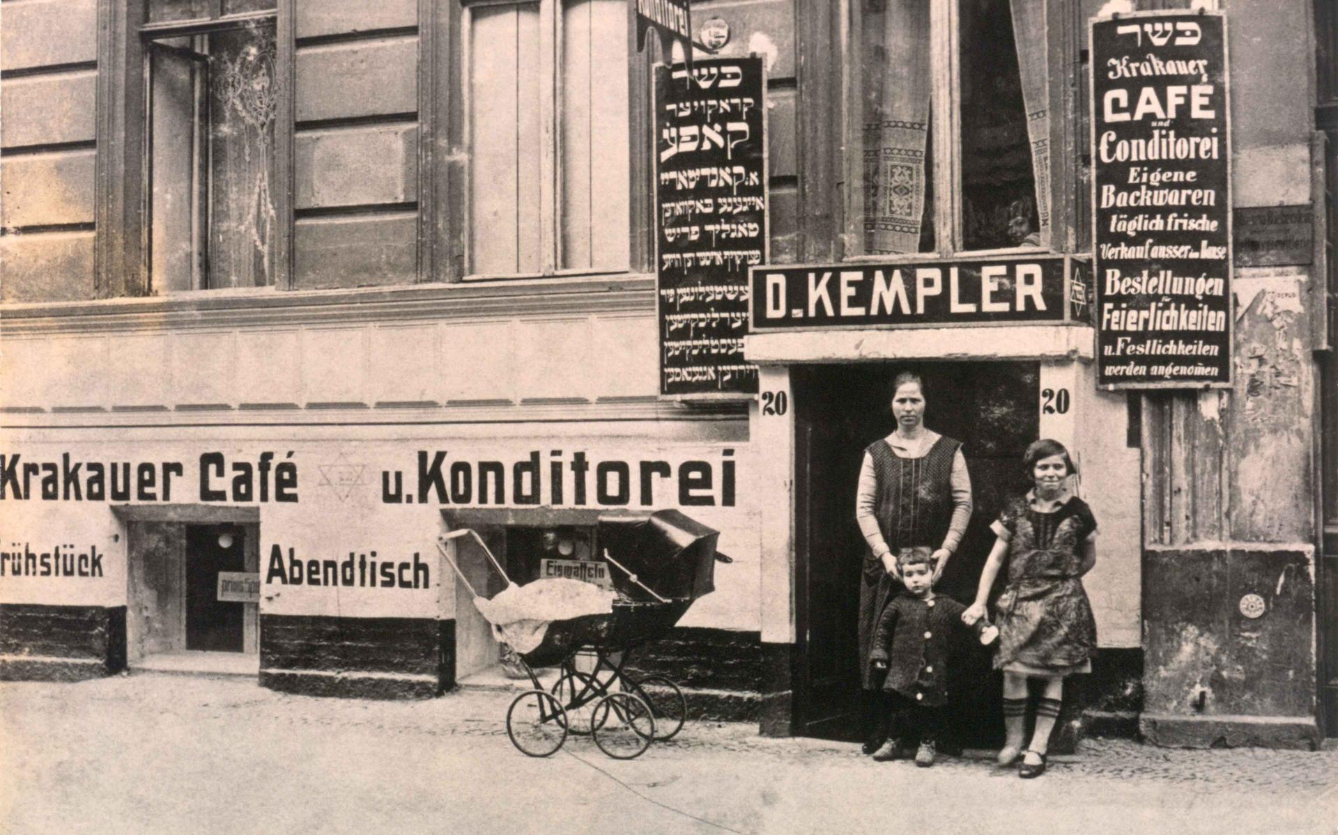 Das Geschäft von David Kempler mit der Aufschrift „Krakauer Café und Konditorei, Frühstück, Abendtisch“