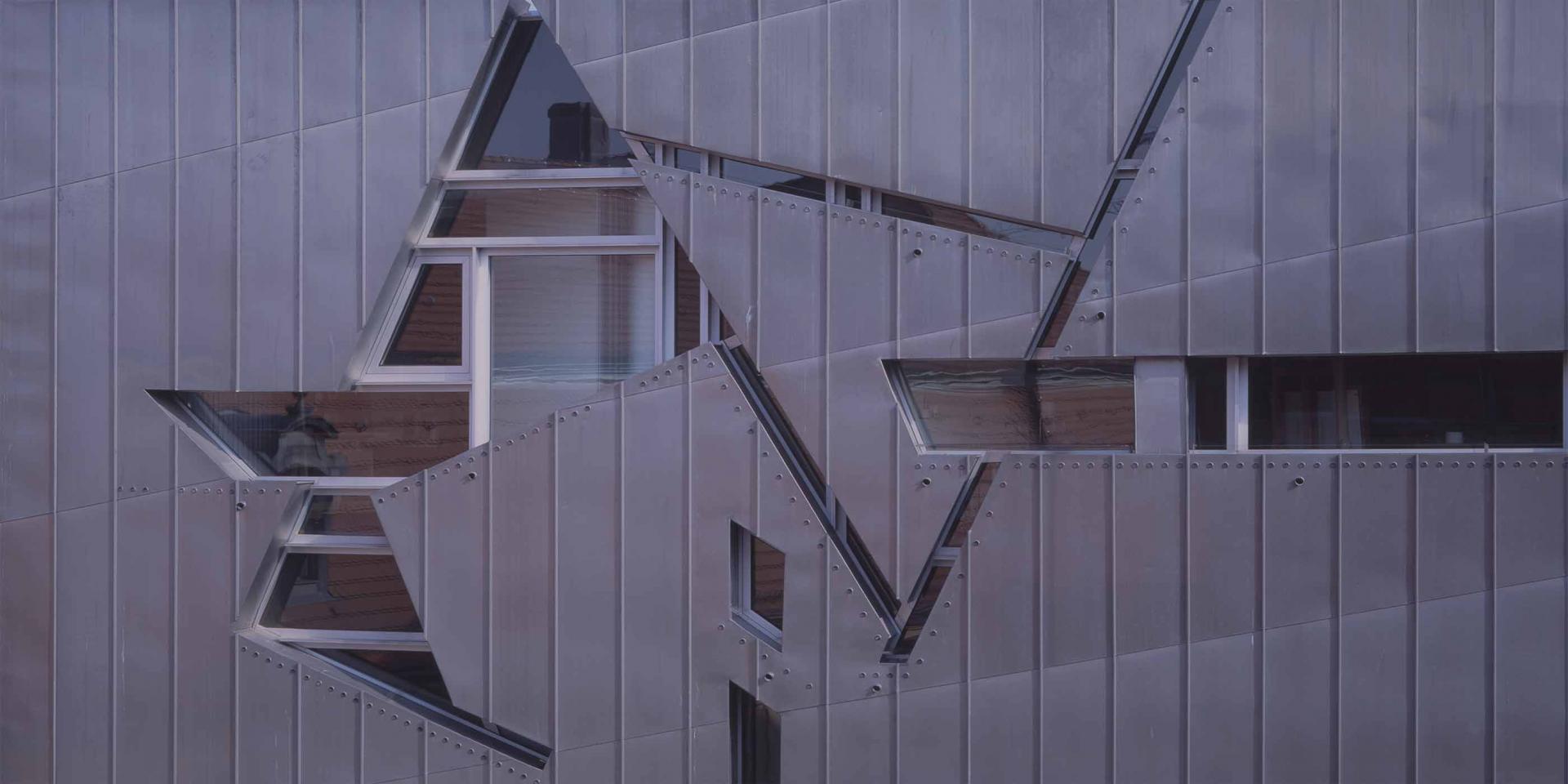Detailansicht der Zinkfassade des Libeskind-Baus mit Fenstern