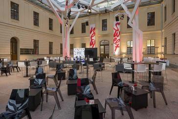 Chaises et petites tables dans la Cour de verre du Musée juif de Berlin