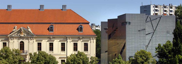 Vista del Museo Judío de Berlín desde la calle Lindenstraße: a la izquerda el barroco Edificio Antiguo con la entrada al museo, a la derecha la fachada de cinc del Edificio Libeskind. 