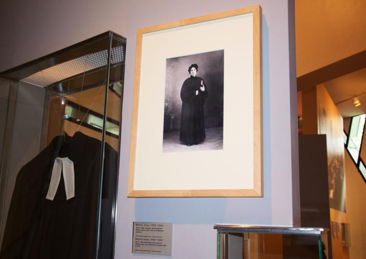 A picture and the cassock of Regina Jonas