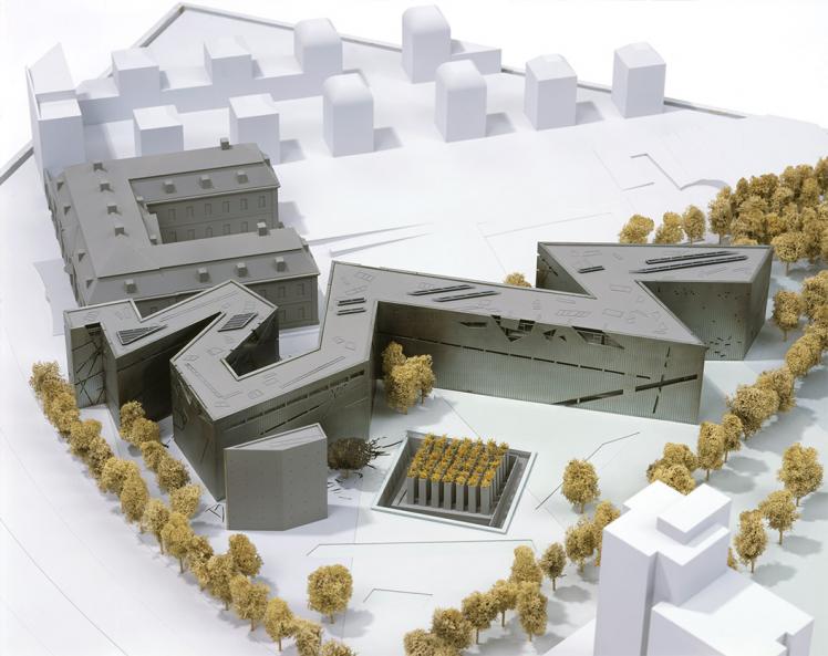 Architekturmodell, auf dem der barocke Altbau und der Entwurf des Neubaus von Daniel Libeskind sowie der Garten des Exils zu sehen sind.
