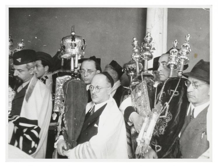 Schwarz-Weiß Foto einer Gruppe von Menschen bei der Wiedereinweihung einer Synagoge