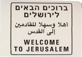 Tactile model by Jonas Hauer: a sign with the inscription "Welcome to Jerusalem" in the languages Hebrew, Arabic and English