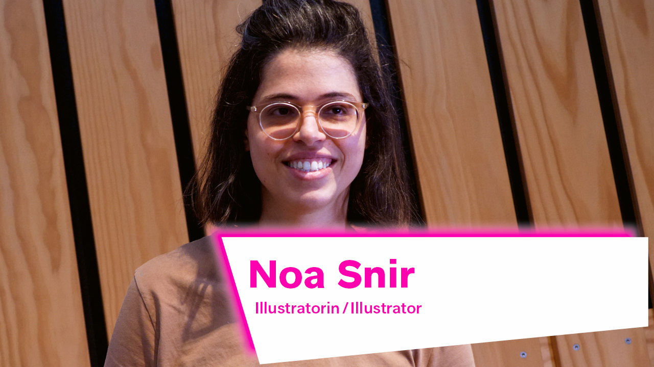 Das Bild zeigt das Gesicht der Künstlerin Noa Snir. Sie trägt eine Brille und ihre brünetten Haare auf Kinnhöhe. Vor ihrem Oberkörper ist ihr Name eingeblendet.