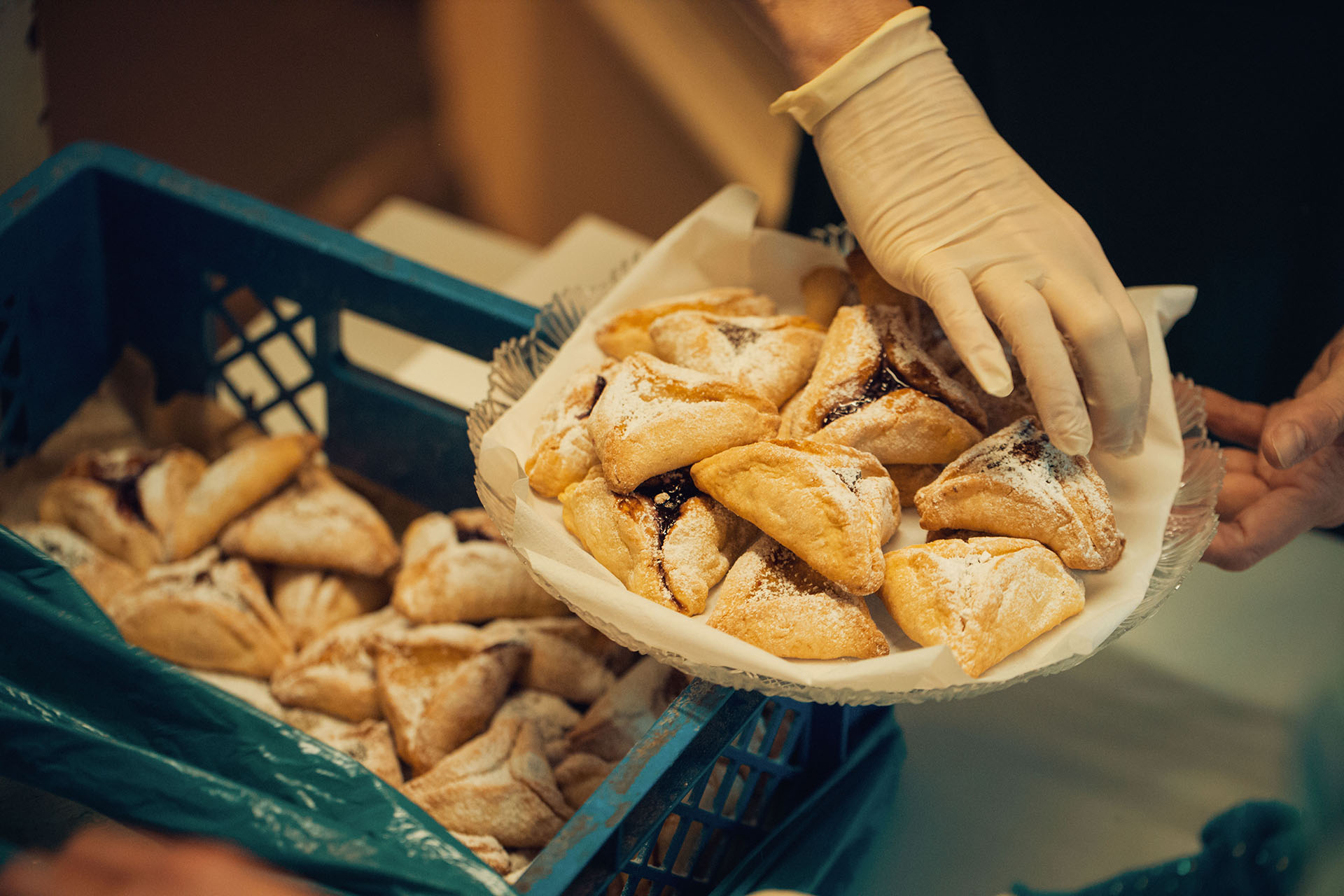 Triangular pastry filled with poppy seeds