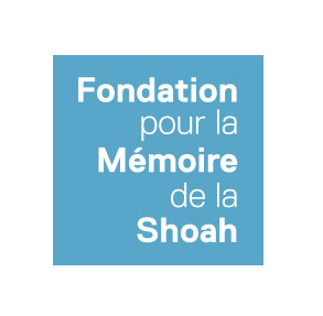 Logo der Fondation pour la Mémoire de la Shoah, weiße Schrift auf hellblauem Grund.