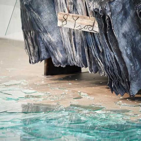 Detailansicht des Kunstwerks Schewirat ha-Kelim von Anselm Kiefer