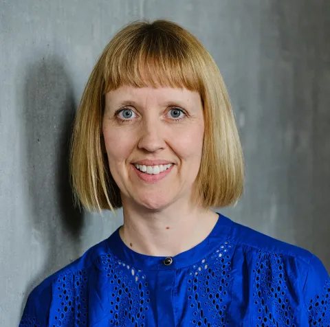 Das Bild zeigt das Porträt einer Frau. Es handelt sich um Barbara Thiele.