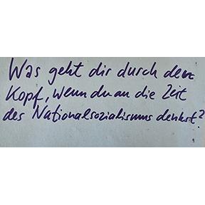 Handschrift Blau auf Grau: Was geht dir durch den Kopf, wenn du an die Zeit des Nationalsozialismus denkst?