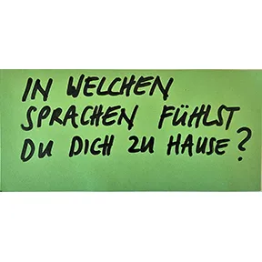 Handschrift Schwarz auf Grün: In welchen Sprachen fühlst du dich zu Hause?