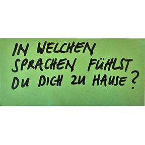 Handschrift Schwarz auf Grün: In welchen Sprachen fühlst du dich zu Hause?