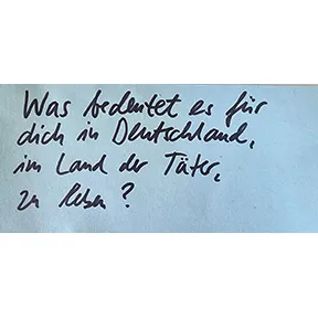 Handschrift Schwarz auf Blau: Was bedeutet es für dich in Deutschland, im Land der Täter zu leben?