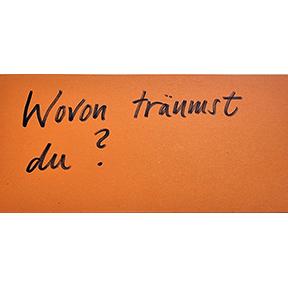 Schwarz auf Orange: Wovon träumst du?