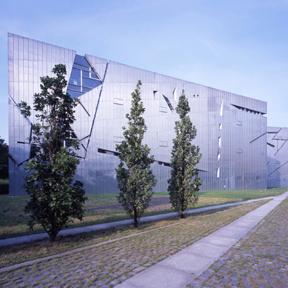 Blick auf die Zink-Fassade des Libeskind-Baus