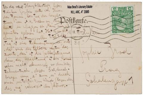 Handschriftlich geschriebene Postkarte mit grüner Briefmarke und Poststempel sowie Stempel von Max Brod's Literary Estate.