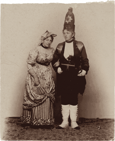 Historische Schwarz-Weiß-Fotografie  von zwei Frauen in Kostümen.